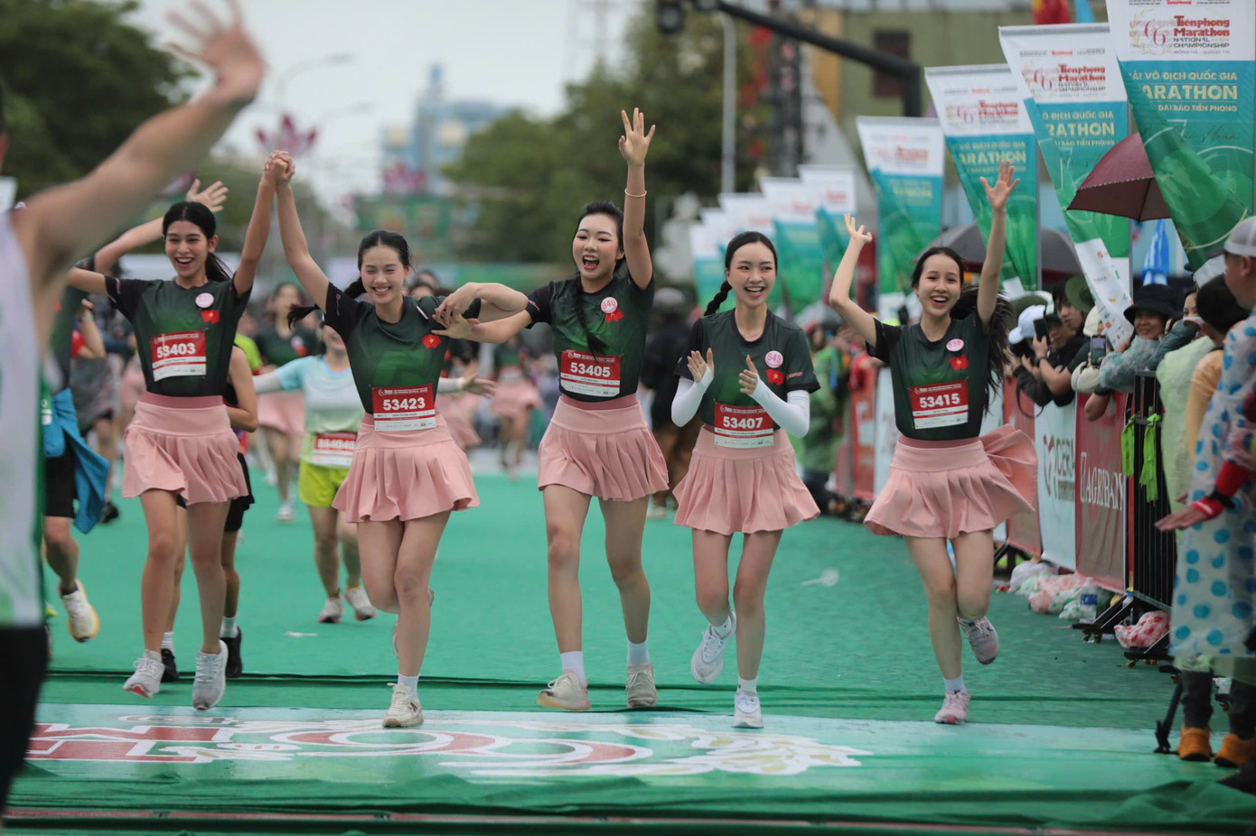 Tinh thần 'vượt nắng thắng mưa' trên đường chạy Tiền Phong Marathon ảnh 119 Tinh thần 'vượt nắng thắng mưa' trên đường chạy Tiền Phong Marathon ảnh 119