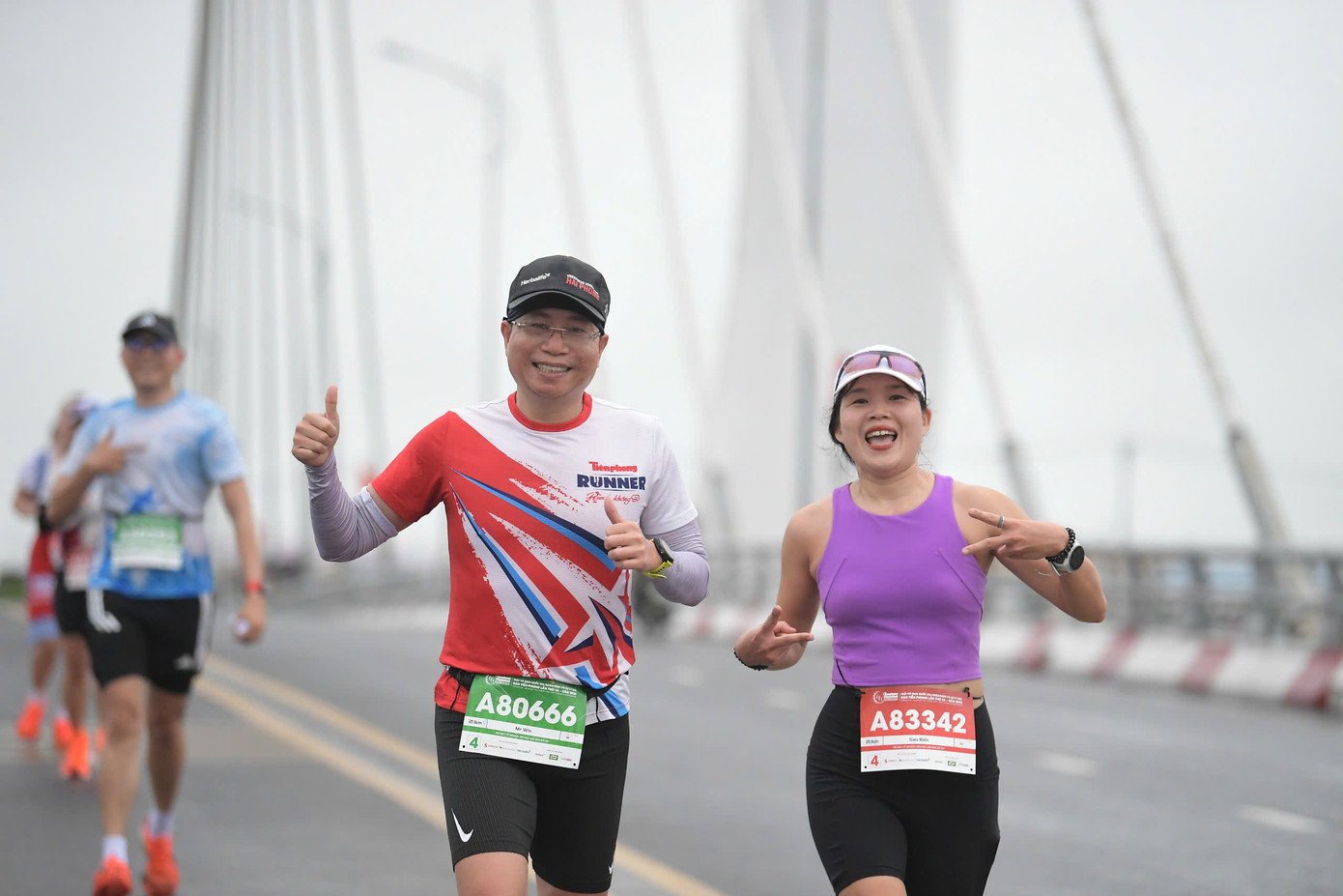 Tinh thần 'vượt nắng thắng mưa' trên đường chạy Tiền Phong Marathon ảnh 96 Tinh thần 'vượt nắng thắng mưa' trên đường chạy Tiền Phong Marathon ảnh 96