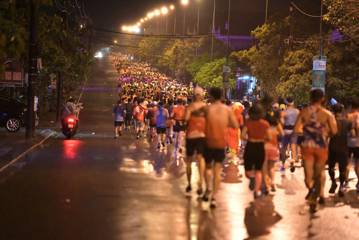 Tinh thần 'vượt nắng thắng mưa' trên đường chạy Tiền Phong Marathon ảnh 41 Tinh thần 'vượt nắng thắng mưa' trên đường chạy Tiền Phong Marathon ảnh 41