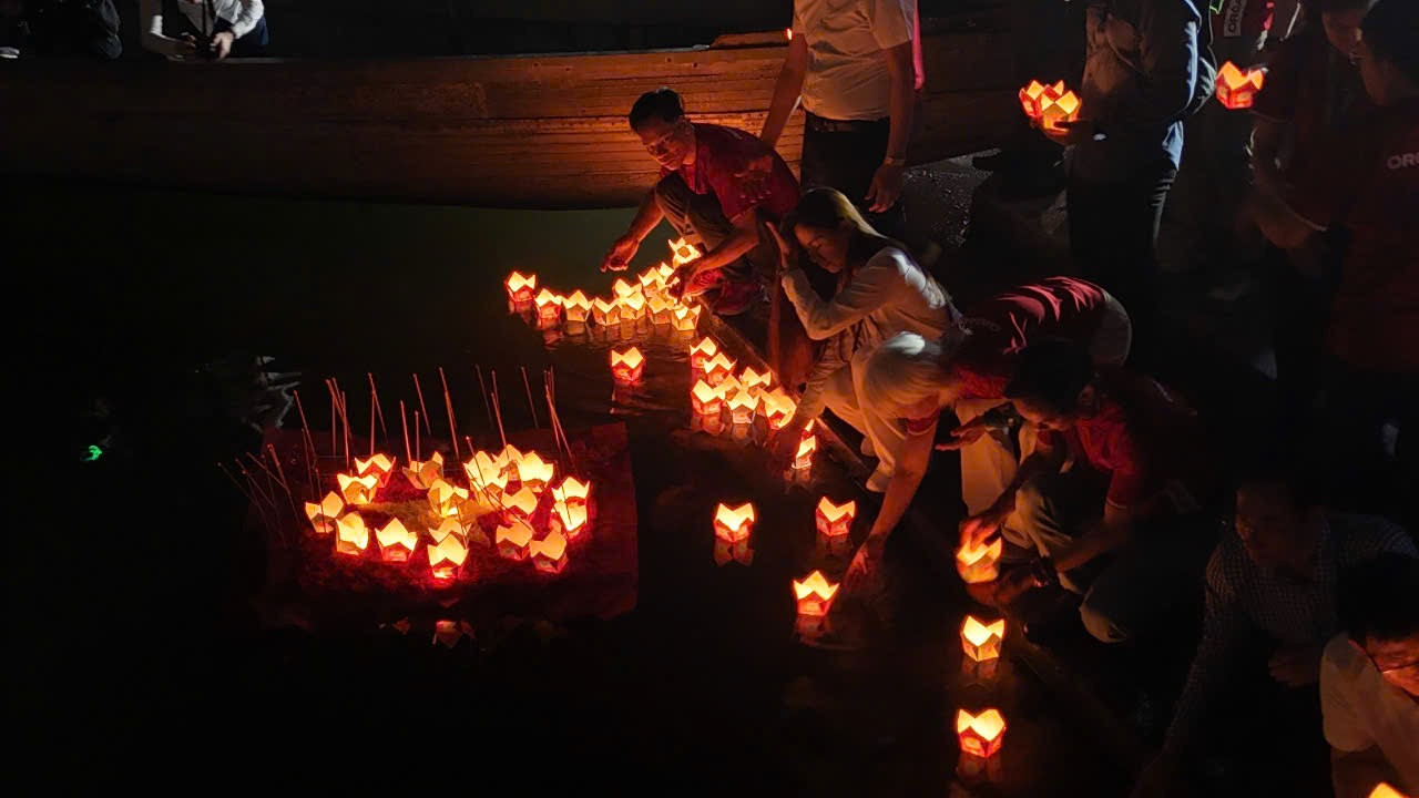 Ban Tổ chức Giải Vô địch Quốc gia Marathon và cự ly dài báo Tiền Phong lần thứ 66 - năm 2025 và các thí sinh Hoa hậu Việt Nam năm 2024 thả hoa đăng trên dòng Thạch Hãn tưởng nhớ và tri ân các Anh hùng liệt sĩ.