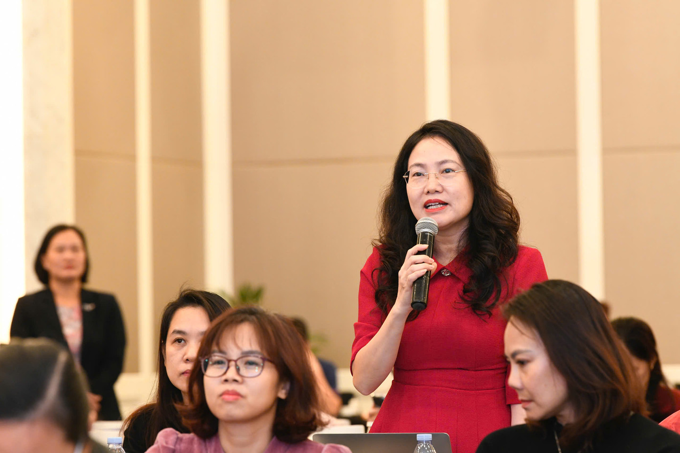 Nhà báo Thu Sâm (báo Văn hóa). Nhà báo Thu Sâm (báo Văn hóa).