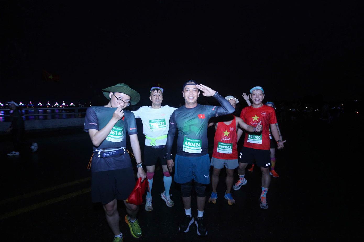 Tinh thần 'vượt nắng thắng mưa' trên đường chạy Tiền Phong Marathon ảnh 58 Tinh thần 'vượt nắng thắng mưa' trên đường chạy Tiền Phong Marathon ảnh 58