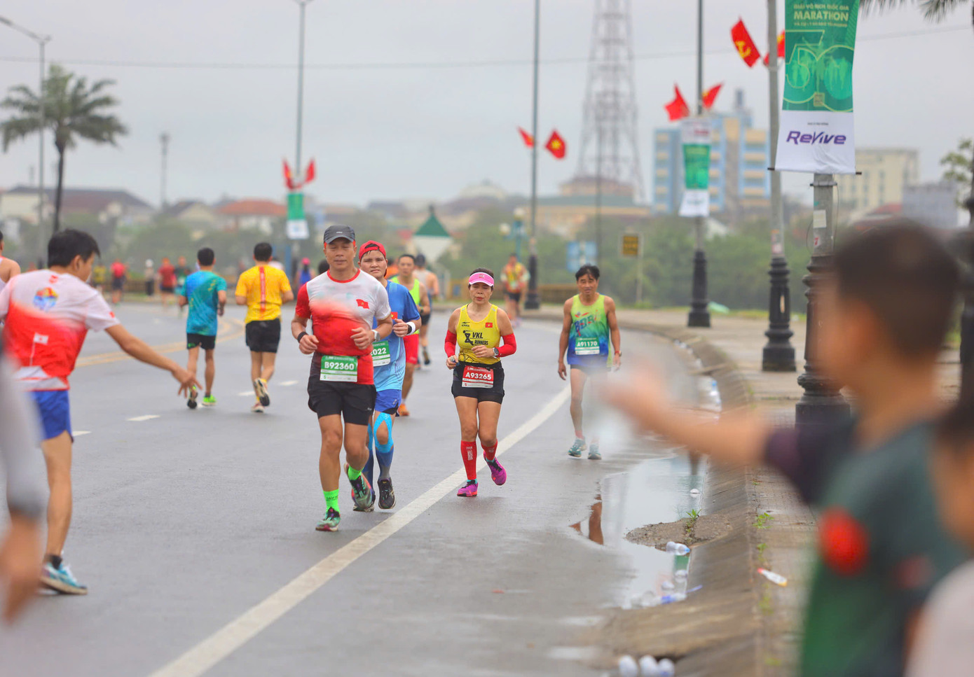 Tinh thần 'vượt nắng thắng mưa' trên đường chạy Tiền Phong Marathon ảnh 142 Tinh thần 'vượt nắng thắng mưa' trên đường chạy Tiền Phong Marathon ảnh 142