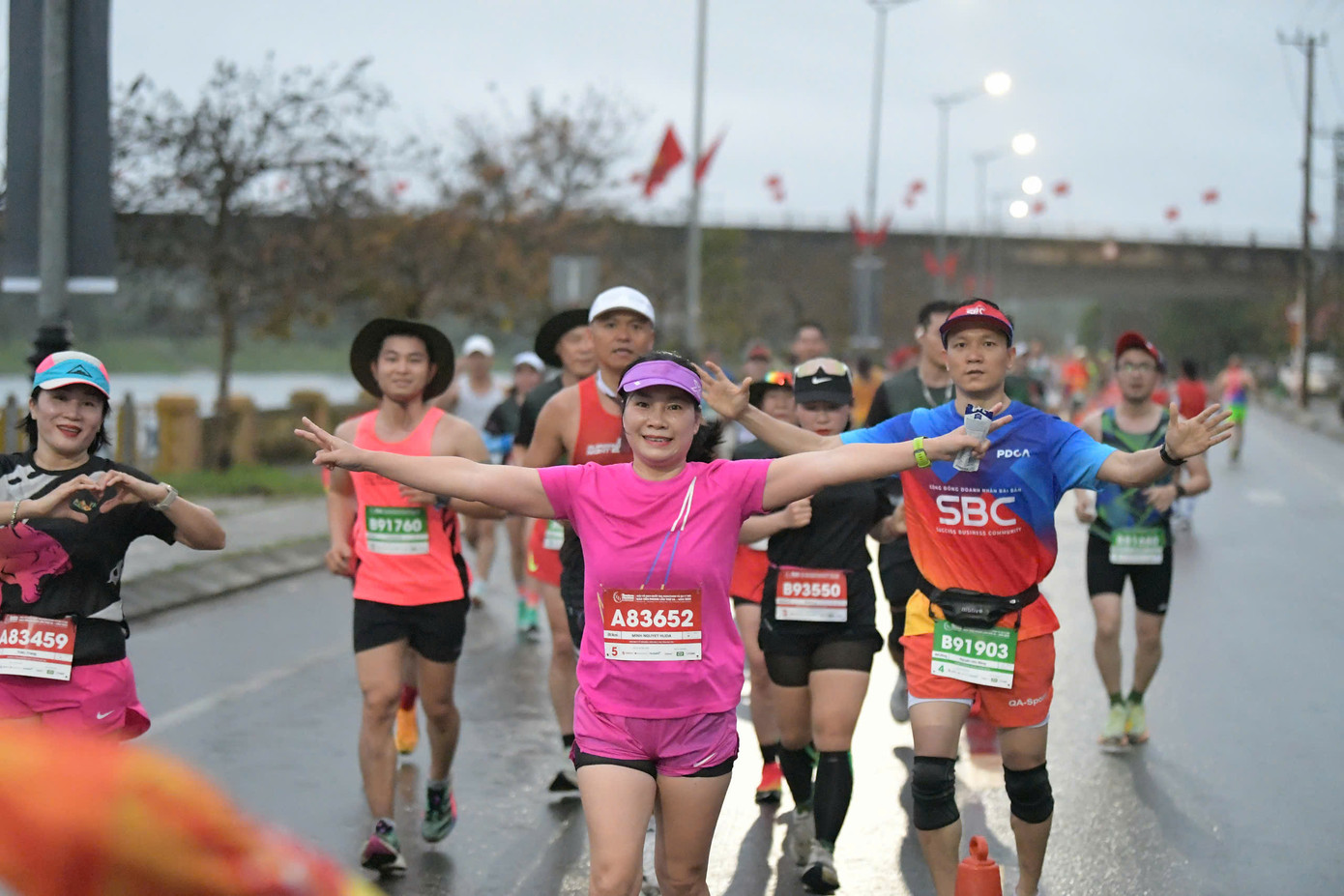 Tinh thần 'vượt nắng thắng mưa' trên đường chạy Tiền Phong Marathon ảnh 69 Tinh thần 'vượt nắng thắng mưa' trên đường chạy Tiền Phong Marathon ảnh 69