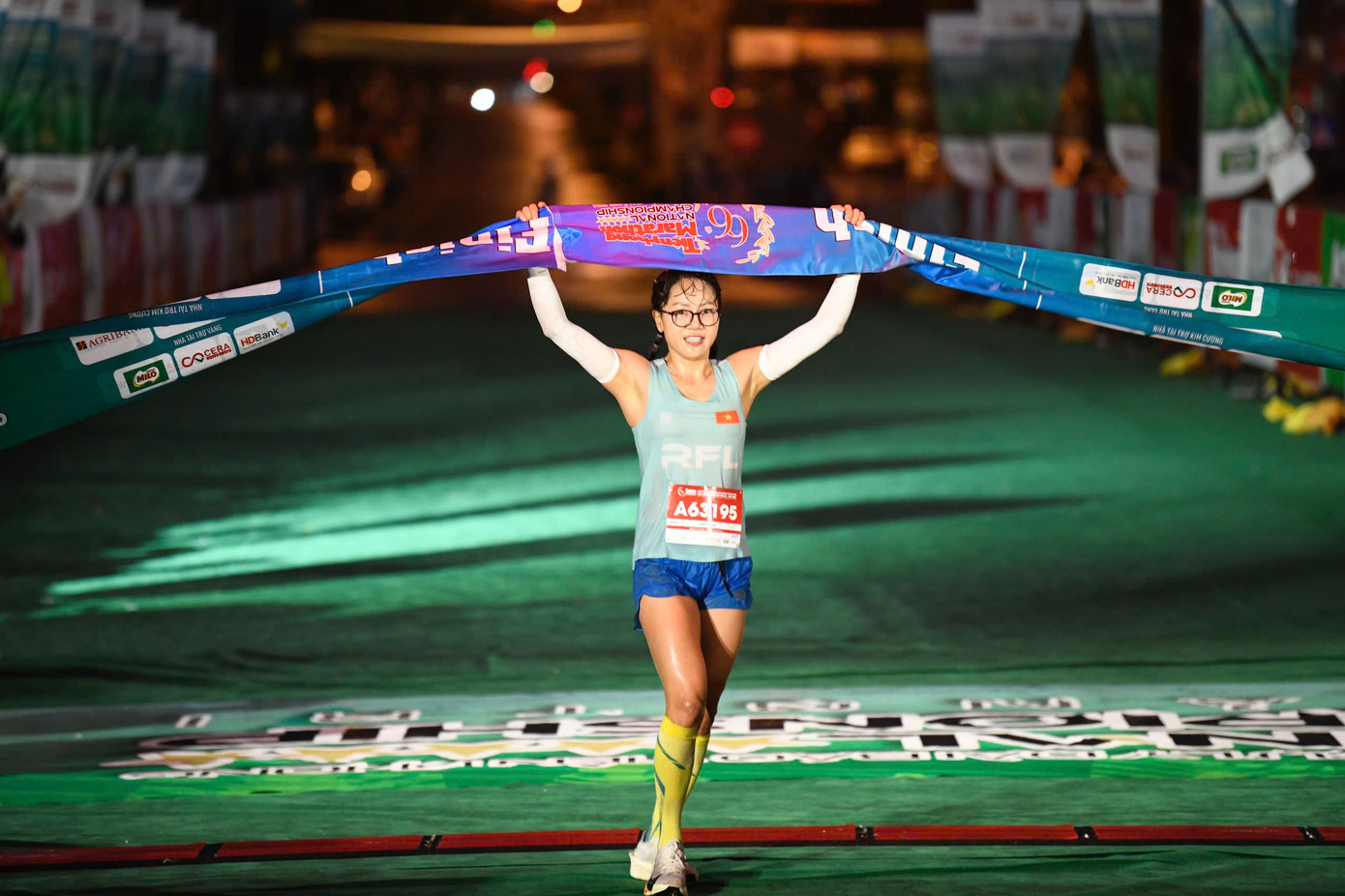 Tinh thần 'vượt nắng thắng mưa' trên đường chạy Tiền Phong Marathon ảnh 61 Tinh thần 'vượt nắng thắng mưa' trên đường chạy Tiền Phong Marathon ảnh 61