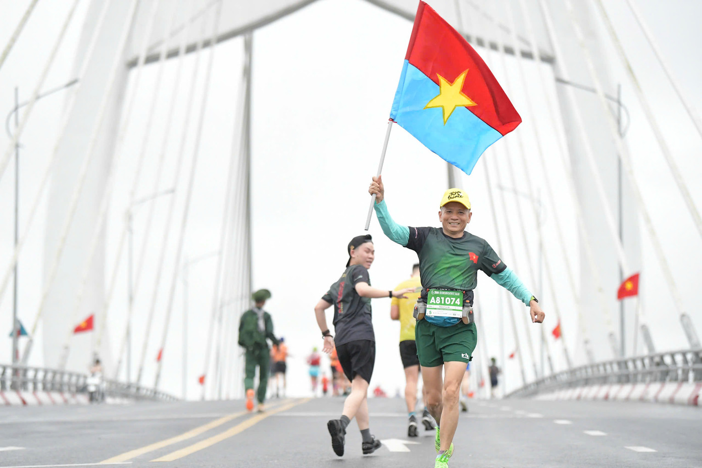 Tinh thần 'vượt nắng thắng mưa' trên đường chạy Tiền Phong Marathon ảnh 84 Tinh thần 'vượt nắng thắng mưa' trên đường chạy Tiền Phong Marathon ảnh 84