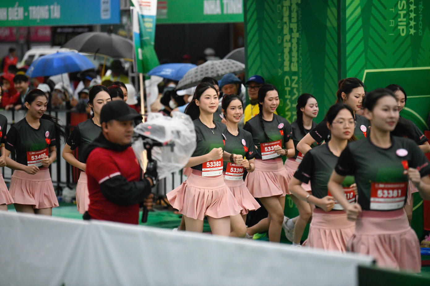 Tinh thần 'vượt nắng thắng mưa' trên đường chạy Tiền Phong Marathon ảnh 115 Tinh thần 'vượt nắng thắng mưa' trên đường chạy Tiền Phong Marathon ảnh 115