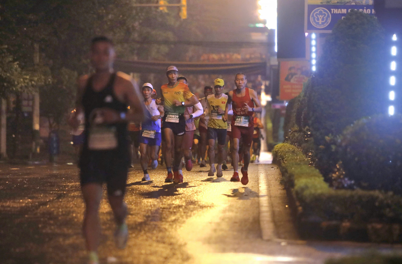 Tinh thần 'vượt nắng thắng mưa' trên đường chạy Tiền Phong Marathon ảnh 38 Tinh thần 'vượt nắng thắng mưa' trên đường chạy Tiền Phong Marathon ảnh 38