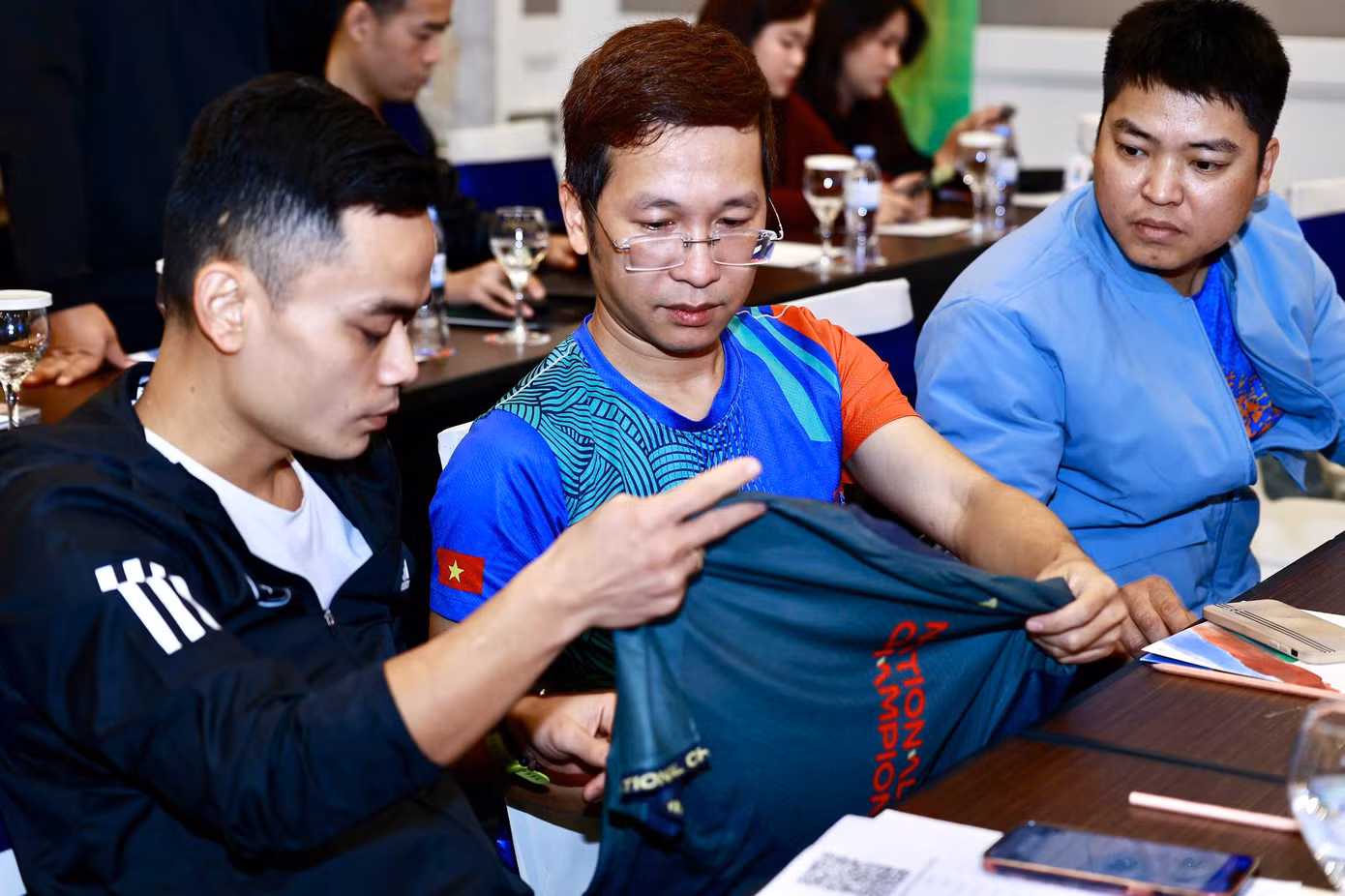 Các nhà báo 'mục sở thị' túi đựng racekit Giải Vô địch Quốc gia Marathon và cự ly dài báo Tiền Phong lần thứ 66 - năm 2025.
