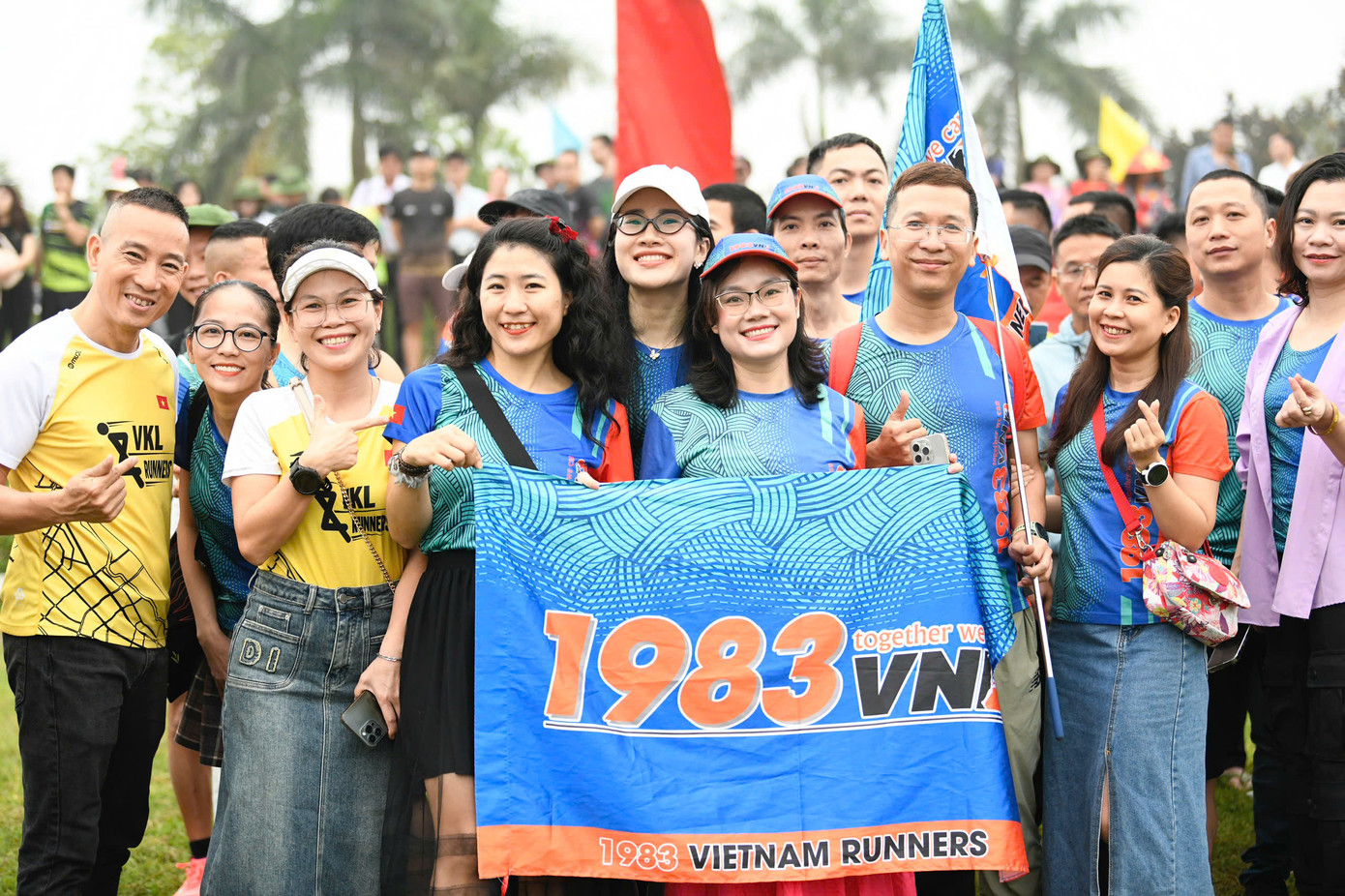 Các câu lạc bộ runner dự Lễ Thượng cờ và Lễ Khai mạc Giải Vô địch Quốc gia Marathon và cự ly dài báo Tiền Phong.