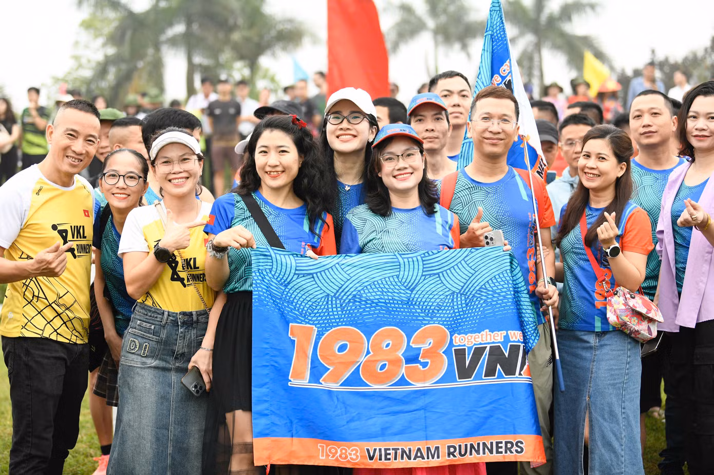 Các câu lạc bộ runner dự Lễ Thượng cờ và Lễ Khai mạc Giải Vô địch Quốc gia Marathon và cự ly dài báo Tiền Phong.
