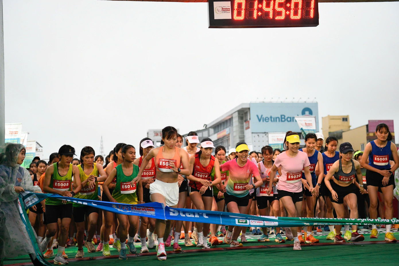 Tinh thần 'vượt nắng thắng mưa' trên đường chạy Tiền Phong Marathon ảnh 78 Tinh thần 'vượt nắng thắng mưa' trên đường chạy Tiền Phong Marathon ảnh 78