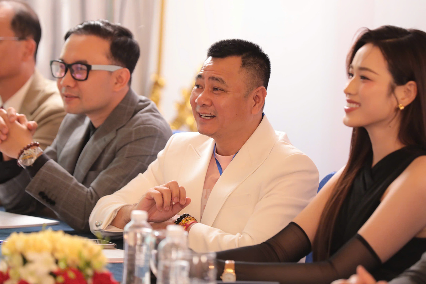 Trao đổi bên lề Vòng Sơ khảo khu vực phía Bắc, NSND Tự Long chia sẻ: “Tôi tham dự với tư cách giám khảo danh dự, giúp các thí sinh đỡ căng thẳng. Với tôi, trong kỷ nguyên mới, các người đẹp không chỉ cần ngoại hình, mà còn vẻ đẹp tâm hồn, văn hóa. Thời điểm cuộc thi Hoa hậu Việt Nam diễn ra là cơ hội để chúng ta giới thiệu ra thế giới hình ảnh đẹp của người con gái Việt Nam, mang dáng dấp hình ảnh của đất nước”. Trao đổi bên lề Vòng Sơ khảo khu vực phía Bắc, NSND Tự Long chia sẻ: “Tôi tham dự với tư cách giám khảo danh dự, giúp các thí sinh đỡ căng thẳng. Với tôi, trong kỷ nguyên mới, các người đẹp không chỉ cần ngoại hình, mà còn vẻ đẹp tâm hồn, văn hóa. Thời điểm cuộc thi Hoa hậu Việt Nam diễn ra là cơ hội để chúng ta giới thiệu ra thế giới hình ảnh đẹp của người con gái Việt Nam, mang dáng dấp hình ảnh của đất nước”.