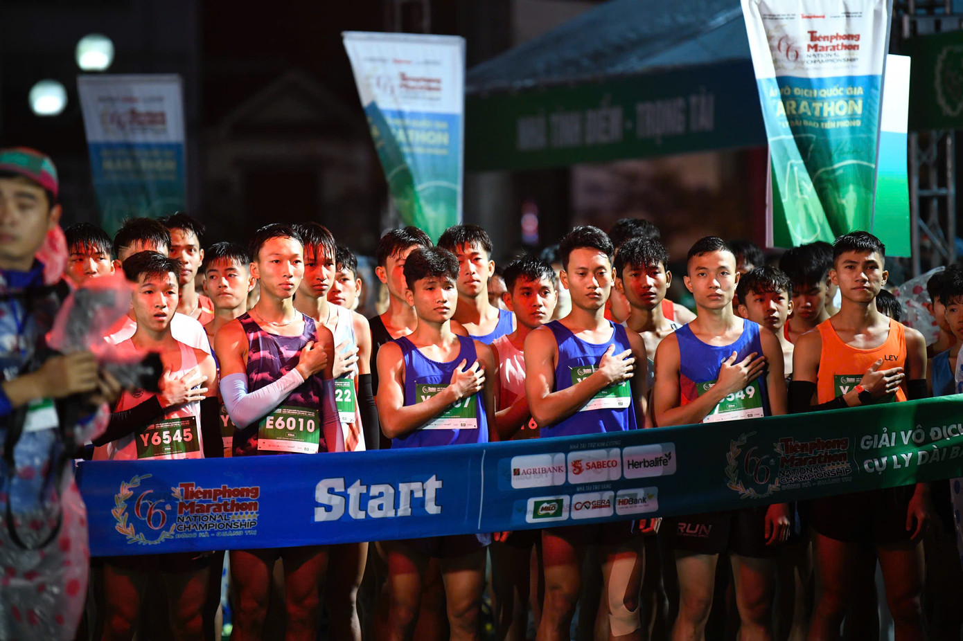 Tinh thần 'vượt nắng thắng mưa' trên đường chạy Tiền Phong Marathon ảnh 23 Tinh thần 'vượt nắng thắng mưa' trên đường chạy Tiền Phong Marathon ảnh 23