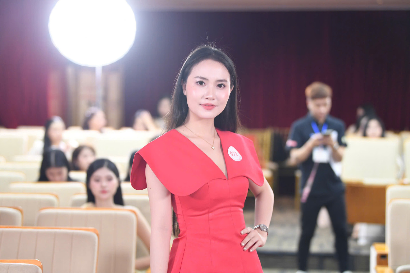 Thí sinh Phùng Doanh Doanh, sinh năm 2005, là Hoa khôi huyện Thạnh Hóa, Long An. Doanh Doanh chia sẻ, lý do cô chọn Hoa hậu Việt Nam vì đây là cuộc thi lâu đời, uy tín bậc nhất Việt Nam. "Cuộc thi giúp những cô gái đủ khả năng thỏa sức trải nghiệm, ghi dấu hành trình thanh xuân đầy ý nghĩa. Tôi nghĩ mình dũng cảm khi đăng ký dự thi Hoa hậu Việt Nam bởi chiều cao có phần hạn chế. Tuy nhiên, tôi cho rằng chiều cao không giới hạn mình bứt phá của bản thân", cô nói. Doanh Doanh tự tin tri thức, trí tuệ và sự bản lĩnh của bản thân có thể tỏa sáng tại Hoa hậu Việt Nam năm 2024. "Tôi mong Hoa hậu Việt Nam sẽ cho mình những bài học, trải nghiệm. Ngược lại, tôi muốn lan tỏa năng lượng của bản thân tới các thí sinh khác cũng như người hâm mộ theo dõi cuộc thi", Doanh Doanh nói.