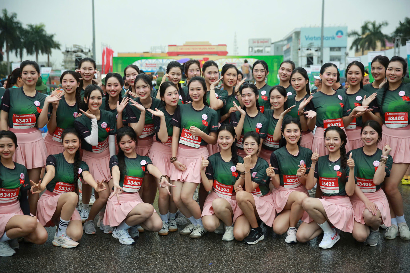 Tinh thần 'vượt nắng thắng mưa' trên đường chạy Tiền Phong Marathon ảnh 122 Tinh thần 'vượt nắng thắng mưa' trên đường chạy Tiền Phong Marathon ảnh 122