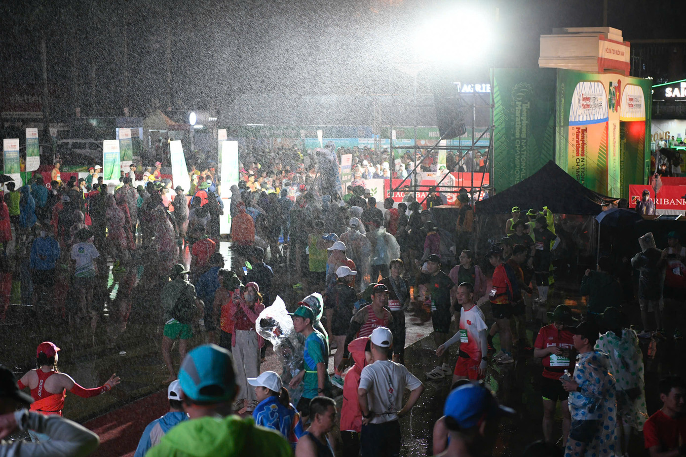 Tinh thần 'vượt nắng thắng mưa' trên đường chạy Tiền Phong Marathon ảnh 19 Tinh thần 'vượt nắng thắng mưa' trên đường chạy Tiền Phong Marathon ảnh 19