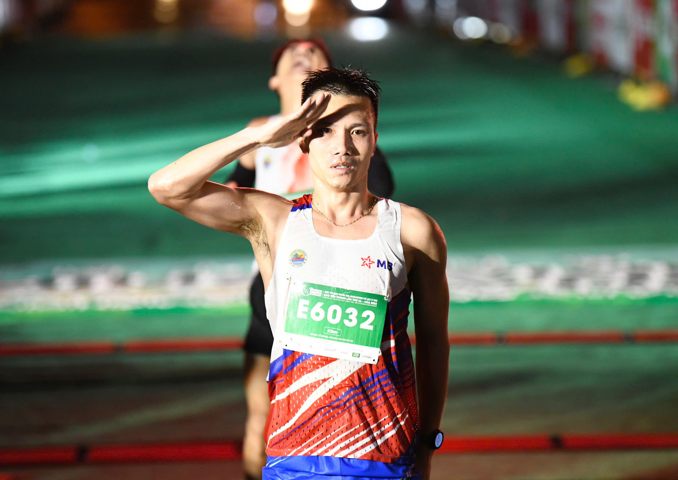 Tinh thần 'vượt nắng thắng mưa' trên đường chạy Tiền Phong Marathon ảnh 46 Tinh thần 'vượt nắng thắng mưa' trên đường chạy Tiền Phong Marathon ảnh 46