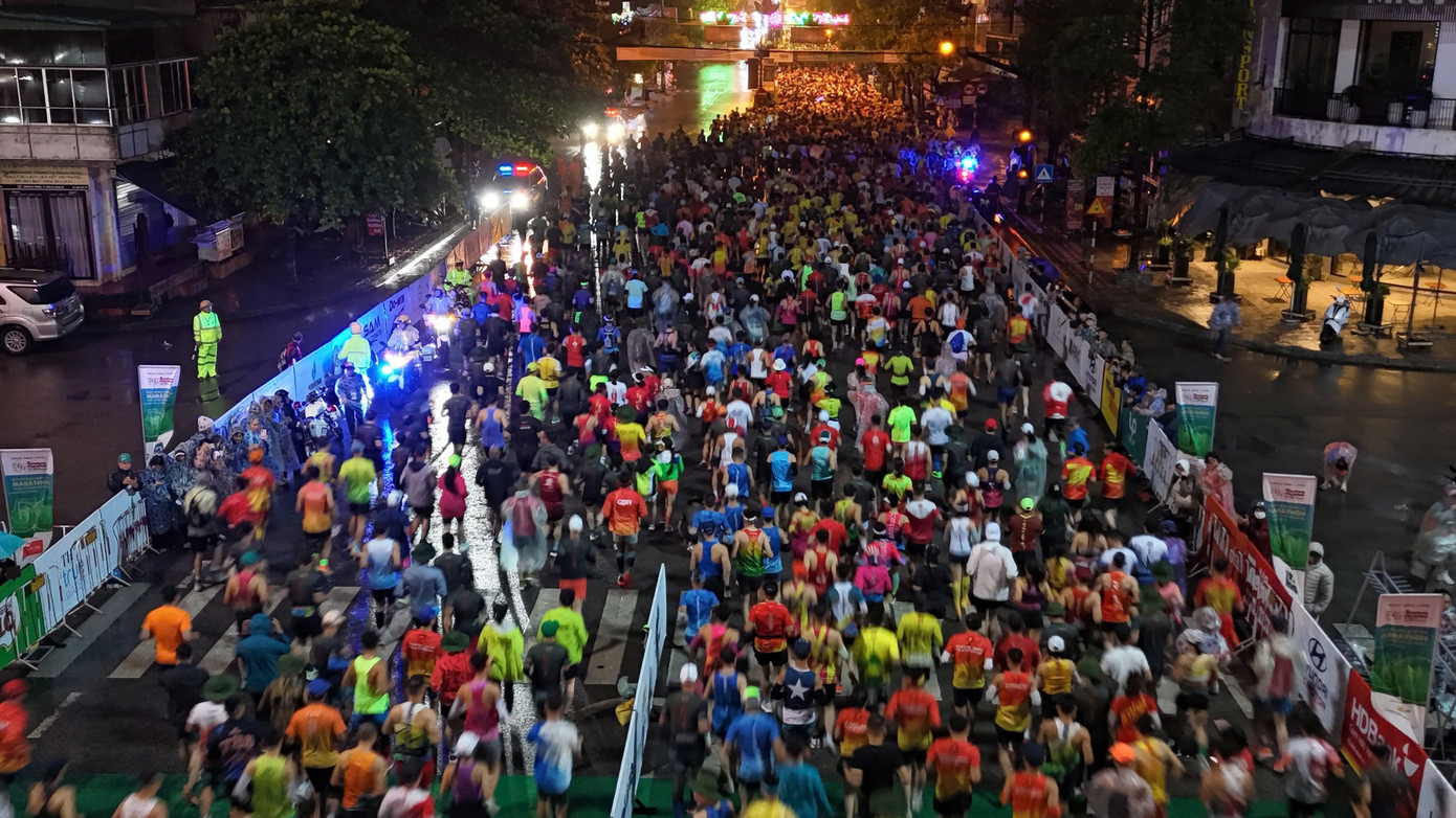 Tinh thần 'vượt nắng thắng mưa' trên đường chạy Tiền Phong Marathon ảnh 32 Tinh thần 'vượt nắng thắng mưa' trên đường chạy Tiền Phong Marathon ảnh 32