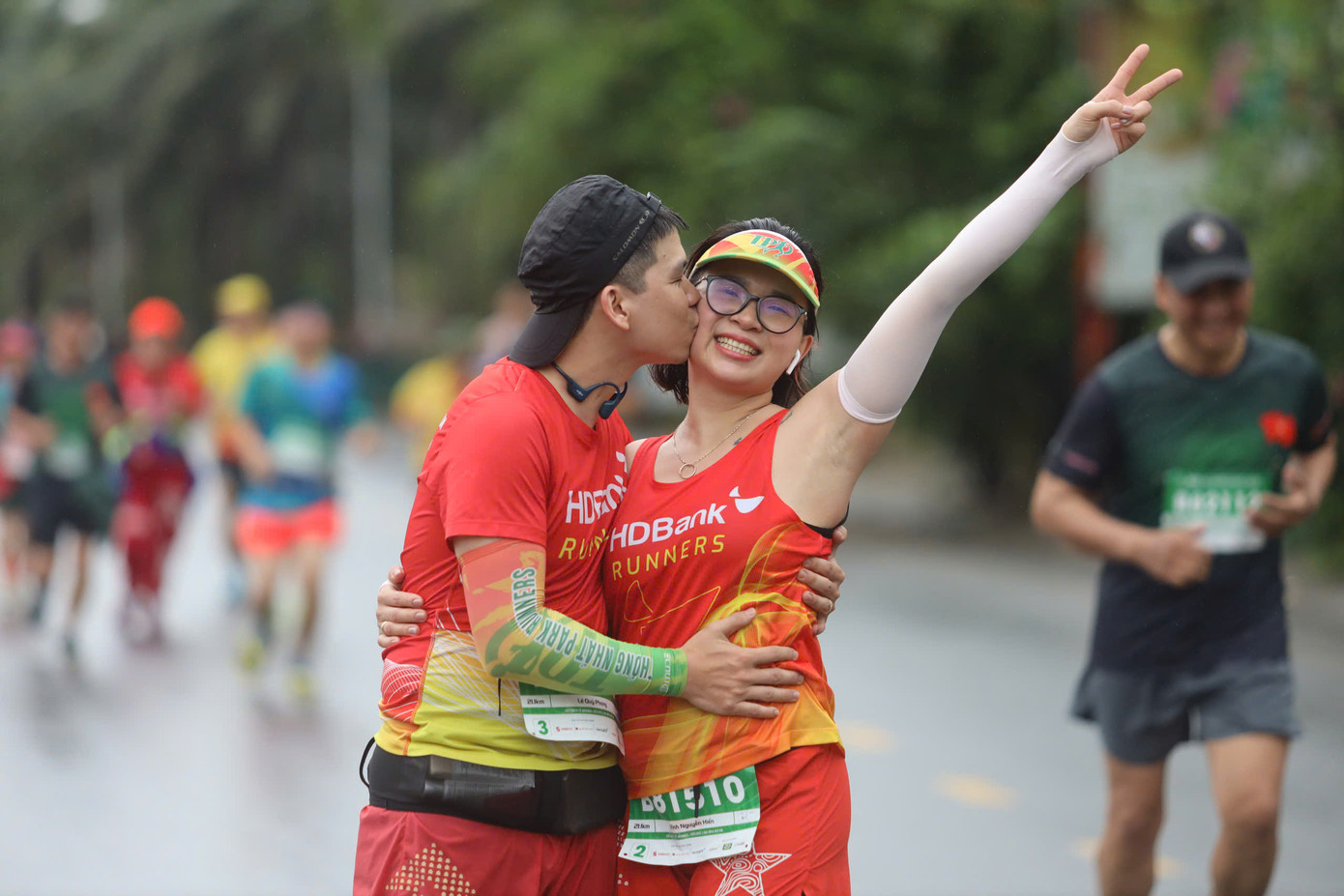 Tinh thần 'vượt nắng thắng mưa' trên đường chạy Tiền Phong Marathon ảnh 111 Tinh thần 'vượt nắng thắng mưa' trên đường chạy Tiền Phong Marathon ảnh 111