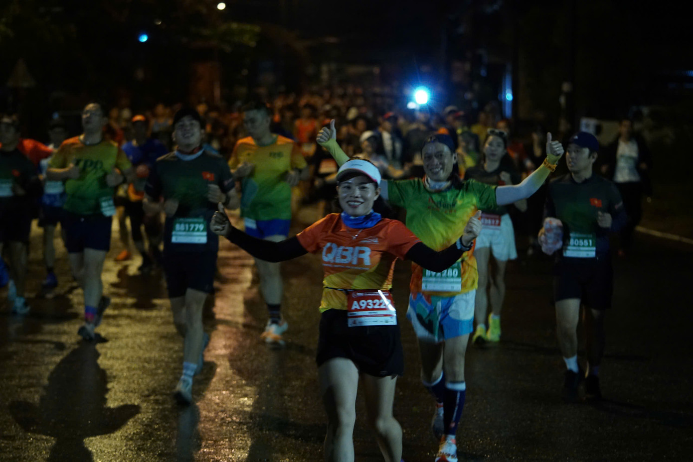 Tinh thần 'vượt nắng thắng mưa' trên đường chạy Tiền Phong Marathon ảnh 51 Tinh thần 'vượt nắng thắng mưa' trên đường chạy Tiền Phong Marathon ảnh 51