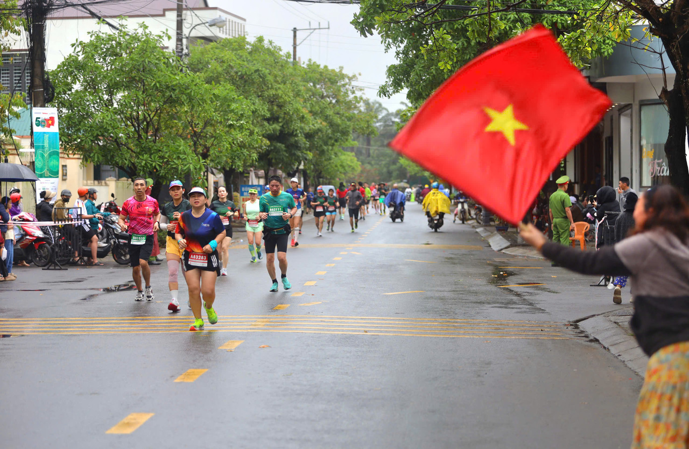 Tinh thần 'vượt nắng thắng mưa' trên đường chạy Tiền Phong Marathon ảnh 108 Tinh thần 'vượt nắng thắng mưa' trên đường chạy Tiền Phong Marathon ảnh 108
