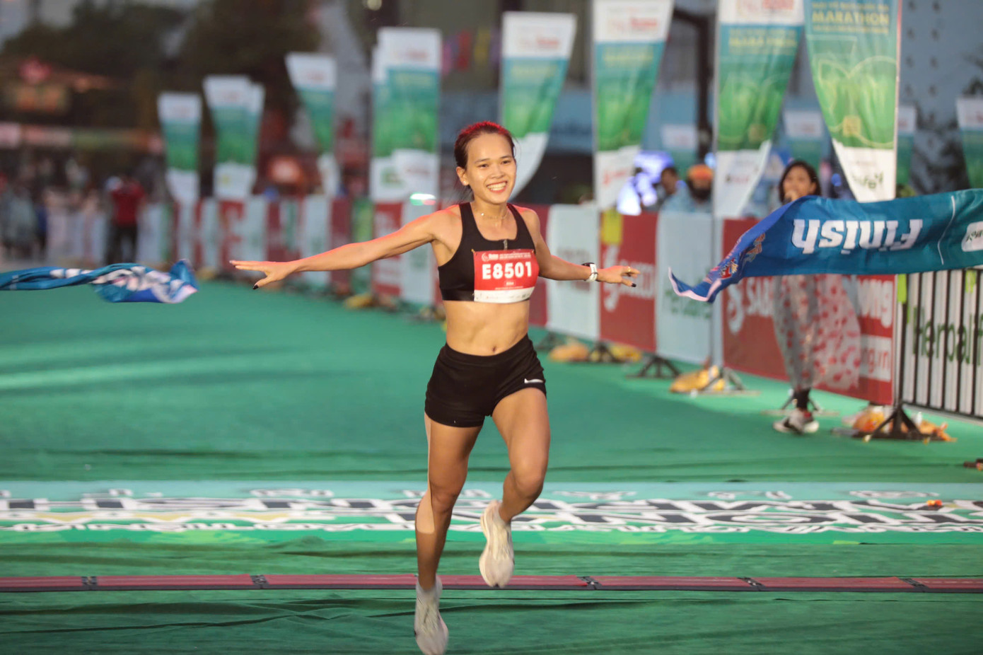 Tinh thần 'vượt nắng thắng mưa' trên đường chạy Tiền Phong Marathon ảnh 66 Tinh thần 'vượt nắng thắng mưa' trên đường chạy Tiền Phong Marathon ảnh 66