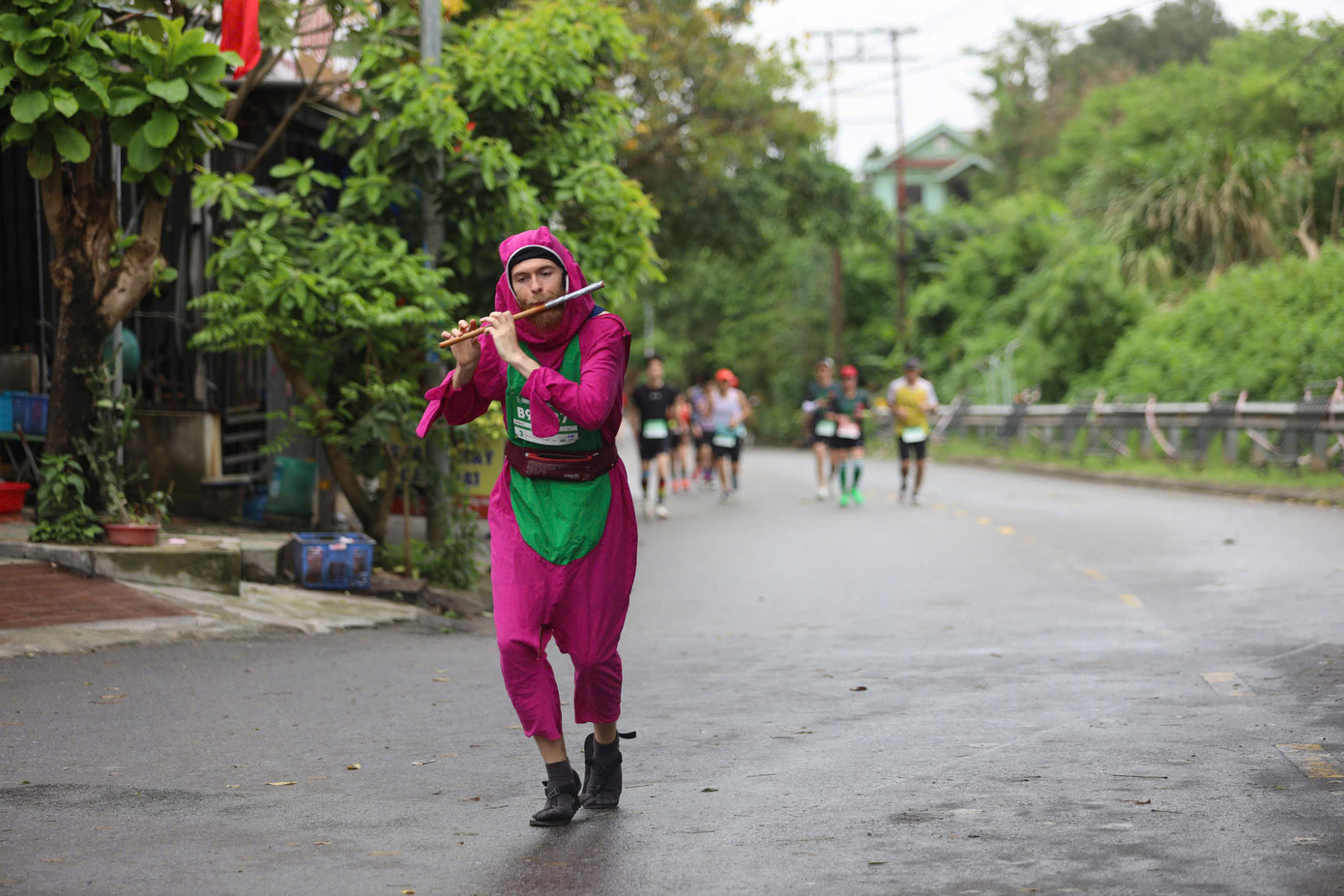Tinh thần 'vượt nắng thắng mưa' trên đường chạy Tiền Phong Marathon ảnh 152 Tinh thần 'vượt nắng thắng mưa' trên đường chạy Tiền Phong Marathon ảnh 152