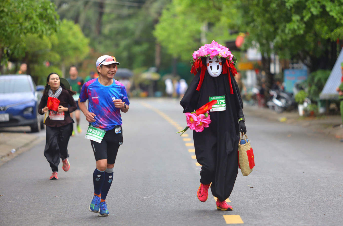 Tinh thần 'vượt nắng thắng mưa' trên đường chạy Tiền Phong Marathon ảnh 153 Tinh thần 'vượt nắng thắng mưa' trên đường chạy Tiền Phong Marathon ảnh 153