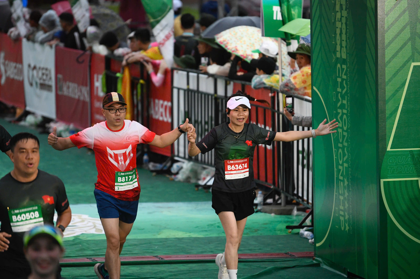 Tinh thần 'vượt nắng thắng mưa' trên đường chạy Tiền Phong Marathon ảnh 75 Tinh thần 'vượt nắng thắng mưa' trên đường chạy Tiền Phong Marathon ảnh 75