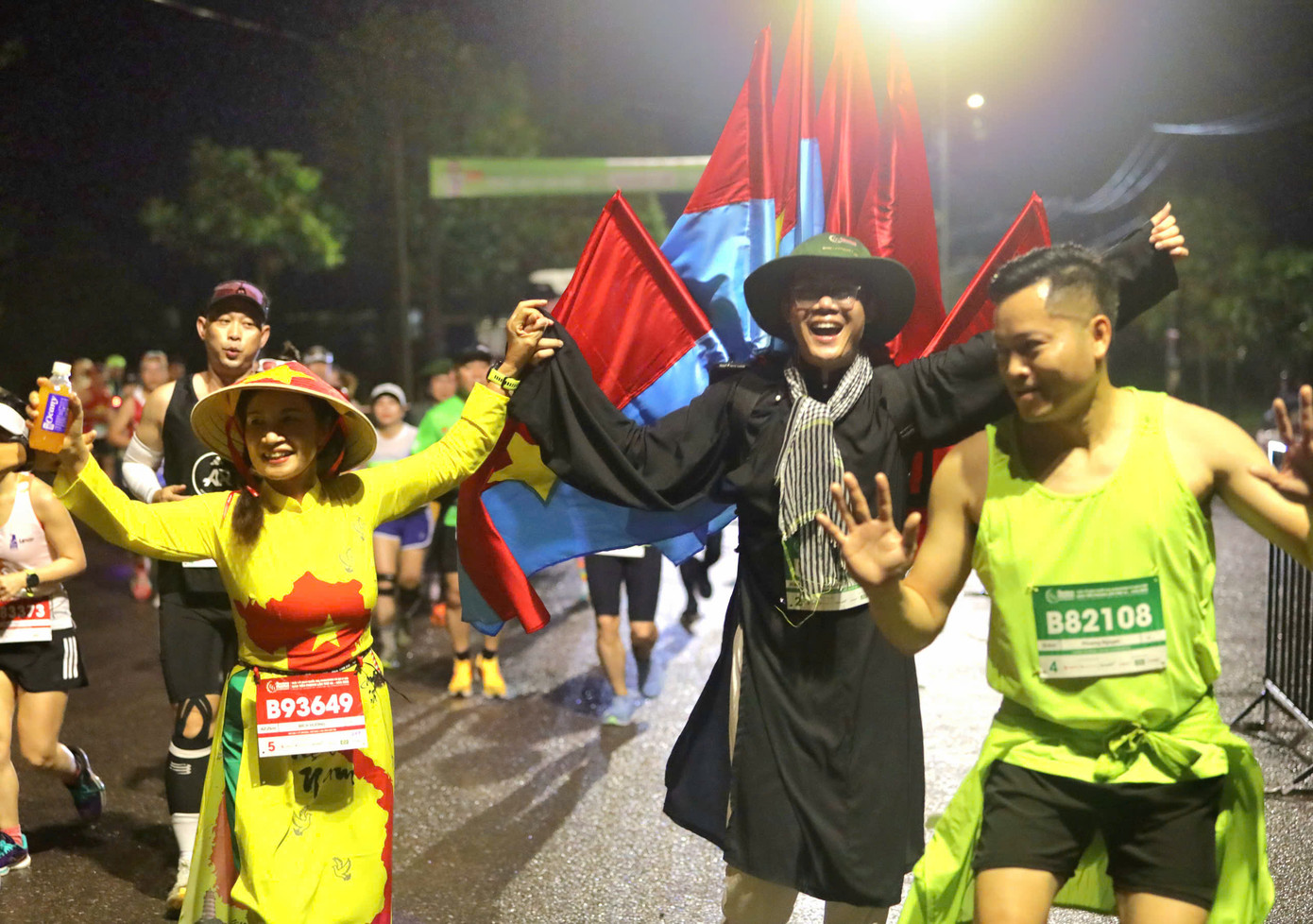 Tinh thần 'vượt nắng thắng mưa' trên đường chạy Tiền Phong Marathon ảnh 48 Tinh thần 'vượt nắng thắng mưa' trên đường chạy Tiền Phong Marathon ảnh 48