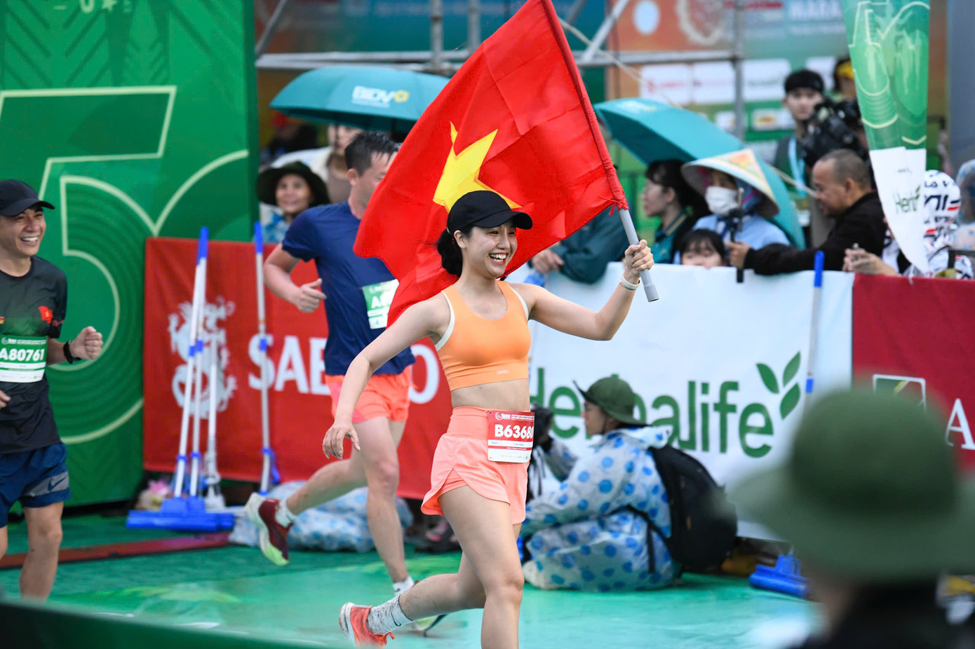 Tinh thần 'vượt nắng thắng mưa' trên đường chạy Tiền Phong Marathon ảnh 93 Tinh thần 'vượt nắng thắng mưa' trên đường chạy Tiền Phong Marathon ảnh 93