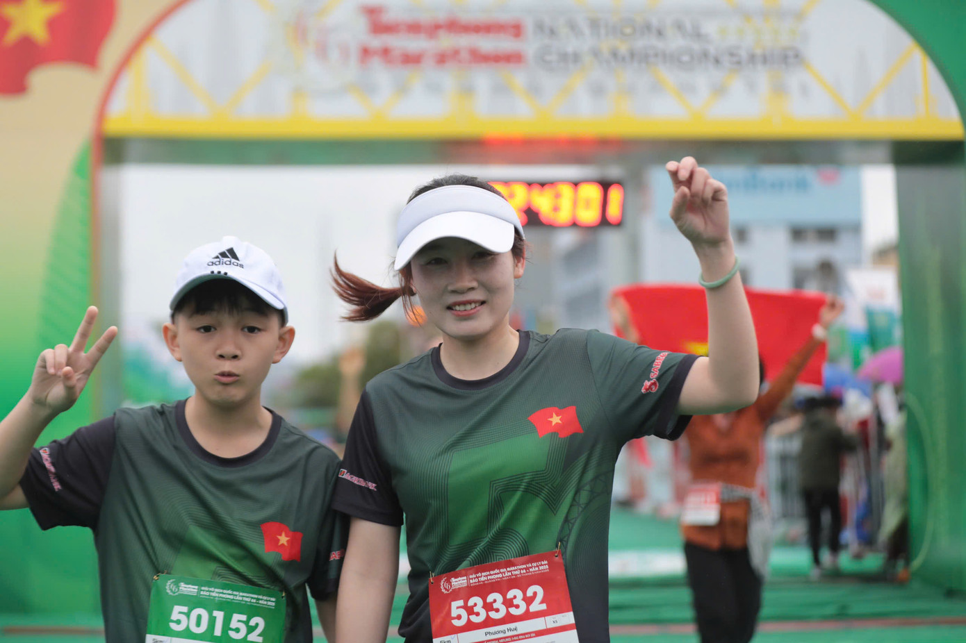 Tinh thần 'vượt nắng thắng mưa' trên đường chạy Tiền Phong Marathon ảnh 133 Tinh thần 'vượt nắng thắng mưa' trên đường chạy Tiền Phong Marathon ảnh 133