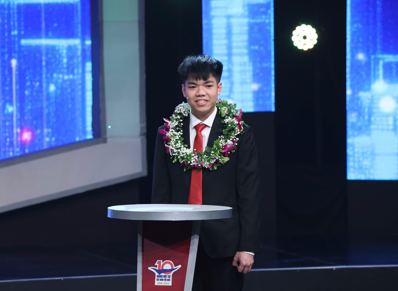 Nguyễn Hữu Tiến Hưng. Nguyễn Hữu Tiến Hưng.