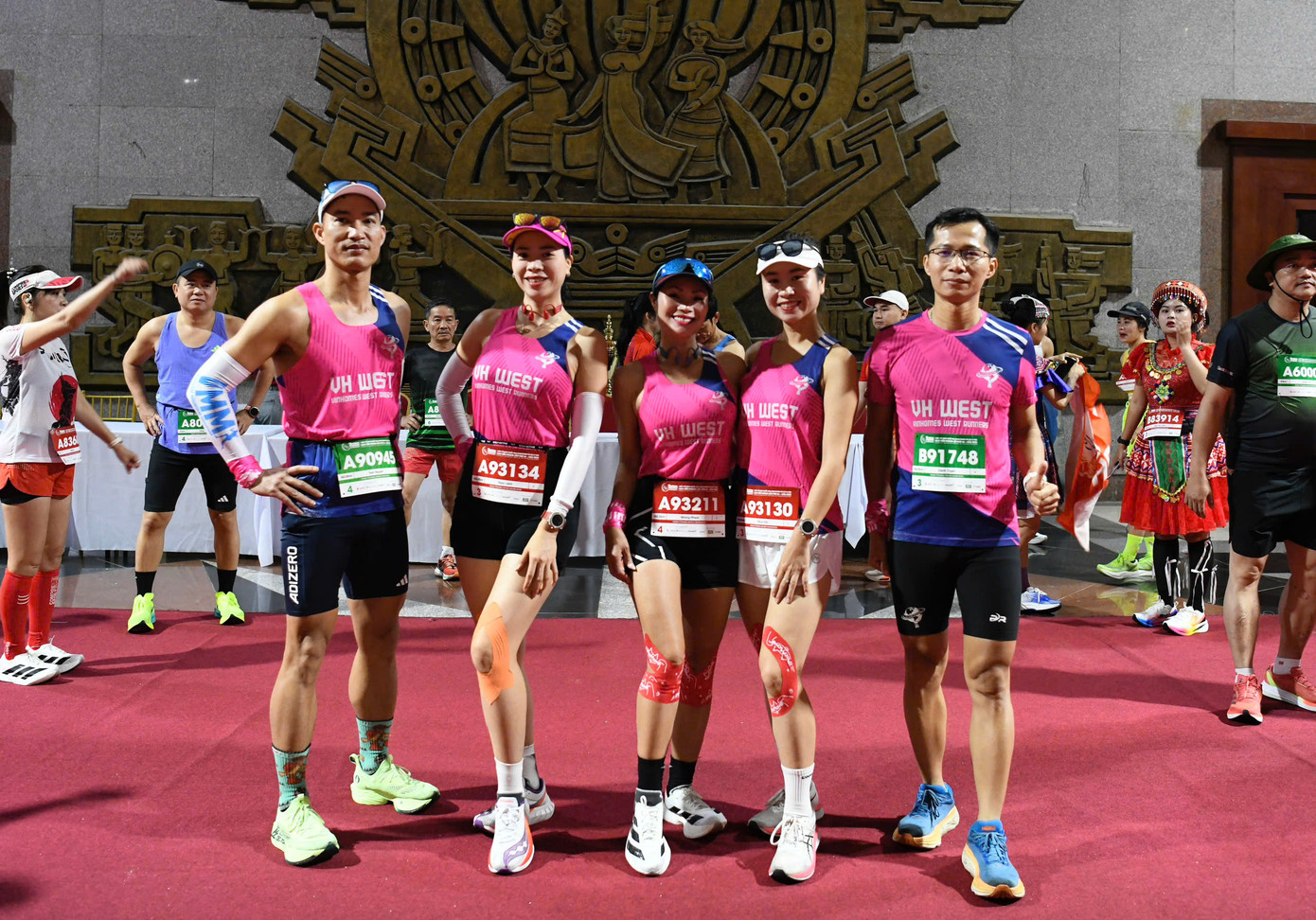 Tinh thần 'vượt nắng thắng mưa' trên đường chạy Tiền Phong Marathon ảnh 5 Tinh thần 'vượt nắng thắng mưa' trên đường chạy Tiền Phong Marathon ảnh 5