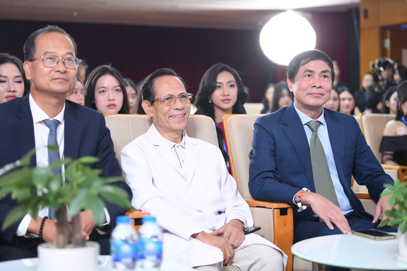 Các thành viên Ban giám khảo vòng Sơ khảo gồm nhà thơ Trần Hữu Việt - Trưởng ban Giám khảo, kiến trúc sư Hoàng Việt Trung - Giám đốc Trung tâm bảo tồn di tích cố đô Huế, NSND Vũ Tự Long - Giám đốc Nhà hát chèo Quân đội, PGS. TS Nguyễn Việt Khôi - Phó Hiệu trưởng Trường Khoa học liên ngành và nghệ thuật, Đại học Quốc gia Hà Nội, Á hậu Hoa hậu Việt Nam Phạm Ngọc Phương Anh, Á hậu Hoa hậu Việt Nam Lê Nguyễn Ngọc Hằng.