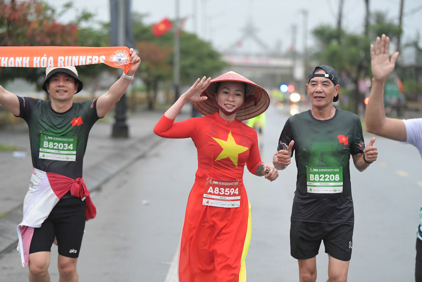 Tinh thần 'vượt nắng thắng mưa' trên đường chạy Tiền Phong Marathon ảnh 82 Tinh thần 'vượt nắng thắng mưa' trên đường chạy Tiền Phong Marathon ảnh 82