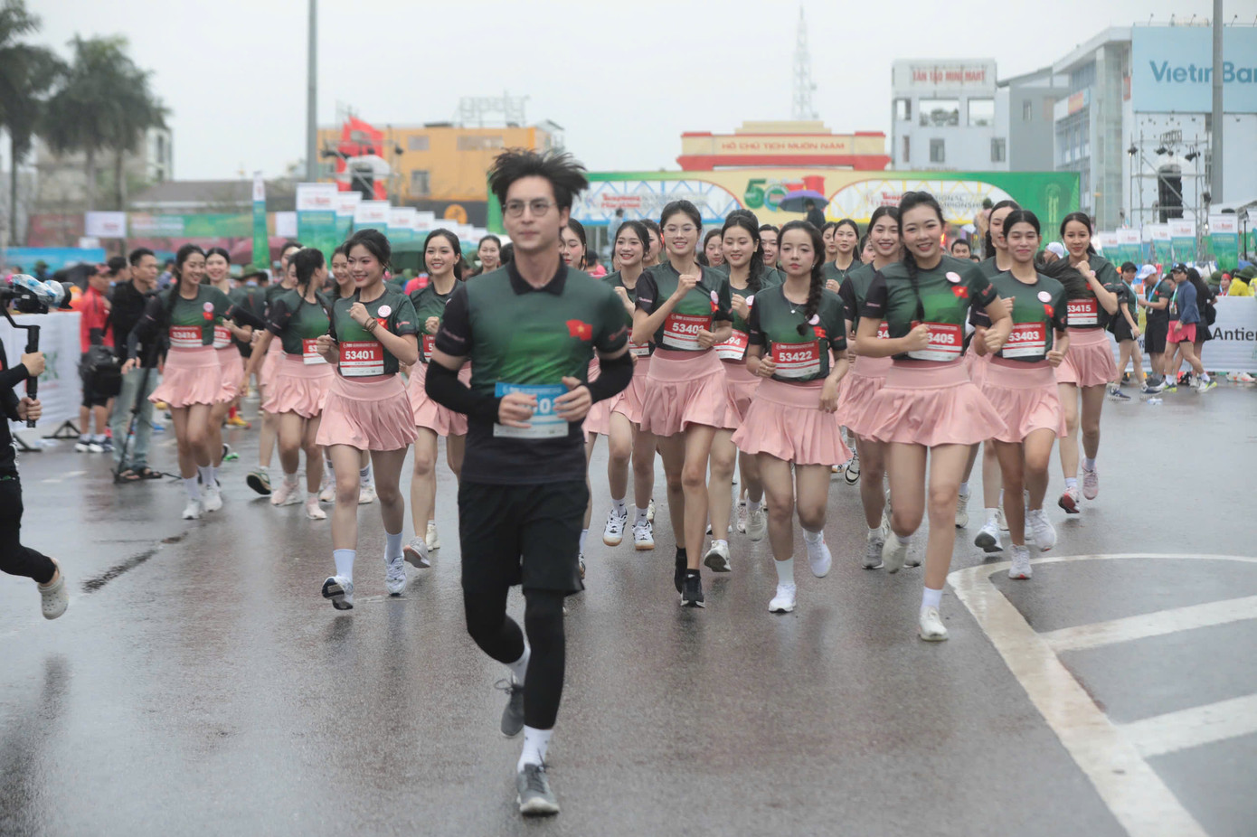 Tinh thần 'vượt nắng thắng mưa' trên đường chạy Tiền Phong Marathon ảnh 117 Tinh thần 'vượt nắng thắng mưa' trên đường chạy Tiền Phong Marathon ảnh 117