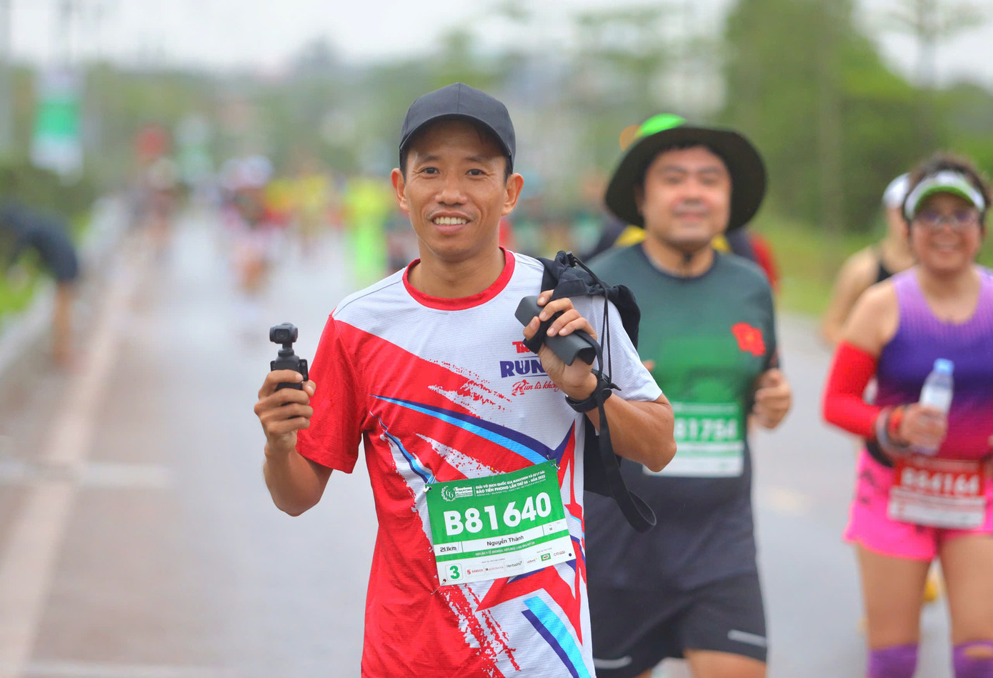 Tinh thần 'vượt nắng thắng mưa' trên đường chạy Tiền Phong Marathon ảnh 97 Tinh thần 'vượt nắng thắng mưa' trên đường chạy Tiền Phong Marathon ảnh 97