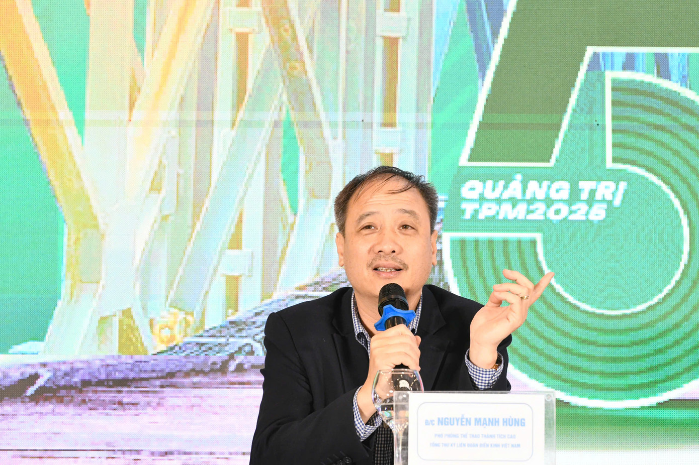 Ông Nguyễn Mạnh Hùng - Phó Trưởng phòng Thể thao thành tích cao 1, Tổng Thư ký Liên đoàn Điền kinh Việt Nam. Ông Nguyễn Mạnh Hùng - Phó Trưởng phòng Thể thao thành tích cao 1, Tổng Thư ký Liên đoàn Điền kinh Việt Nam.