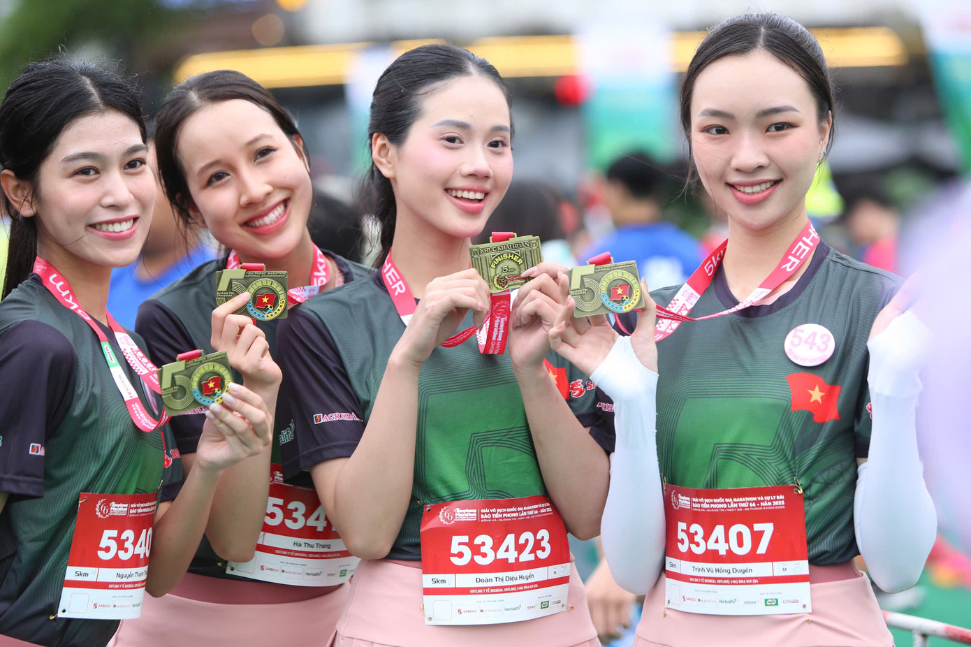 Tinh thần 'vượt nắng thắng mưa' trên đường chạy Tiền Phong Marathon ảnh 123 Tinh thần 'vượt nắng thắng mưa' trên đường chạy Tiền Phong Marathon ảnh 123