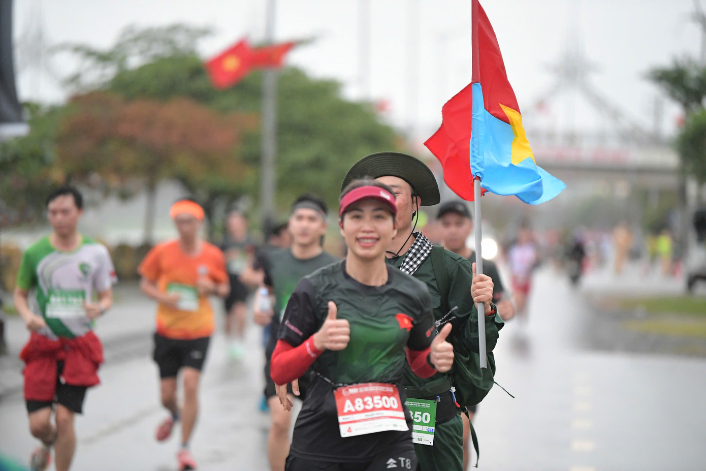 Tinh thần 'vượt nắng thắng mưa' trên đường chạy Tiền Phong Marathon ảnh 81 Tinh thần 'vượt nắng thắng mưa' trên đường chạy Tiền Phong Marathon ảnh 81