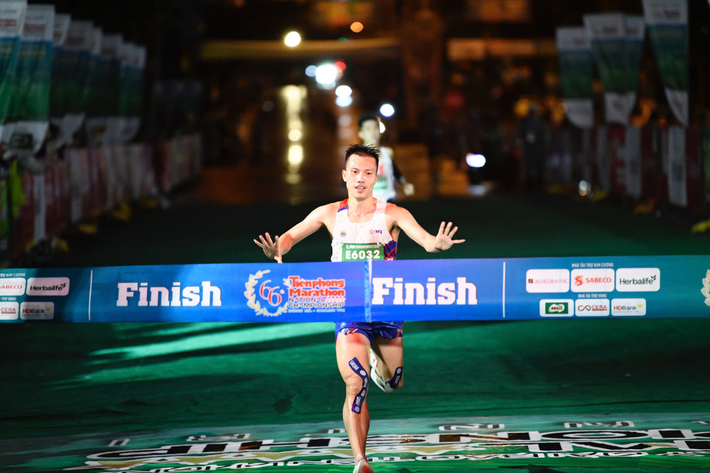 Tinh thần 'vượt nắng thắng mưa' trên đường chạy Tiền Phong Marathon ảnh 44 Tinh thần 'vượt nắng thắng mưa' trên đường chạy Tiền Phong Marathon ảnh 44