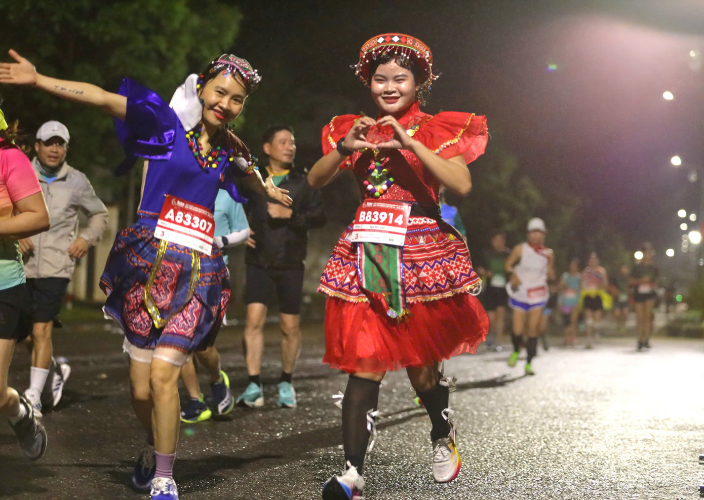 Tinh thần 'vượt nắng thắng mưa' trên đường chạy Tiền Phong Marathon ảnh 49 Tinh thần 'vượt nắng thắng mưa' trên đường chạy Tiền Phong Marathon ảnh 49