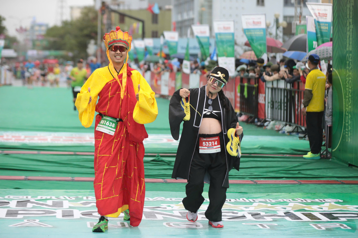 Tinh thần 'vượt nắng thắng mưa' trên đường chạy Tiền Phong Marathon ảnh 113 Tinh thần 'vượt nắng thắng mưa' trên đường chạy Tiền Phong Marathon ảnh 113