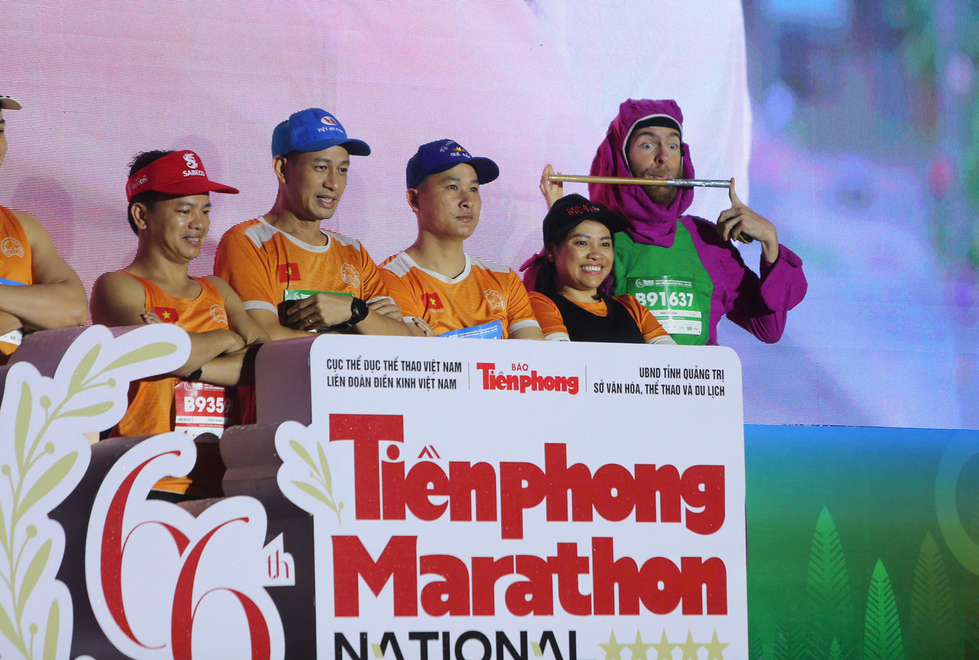 Tinh thần 'vượt nắng thắng mưa' trên đường chạy Tiền Phong Marathon ảnh 15 Tinh thần 'vượt nắng thắng mưa' trên đường chạy Tiền Phong Marathon ảnh 15