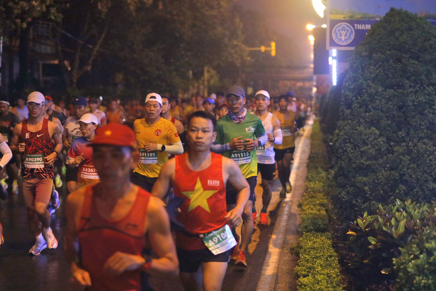 Tinh thần 'vượt nắng thắng mưa' trên đường chạy Tiền Phong Marathon ảnh 39 Tinh thần 'vượt nắng thắng mưa' trên đường chạy Tiền Phong Marathon ảnh 39