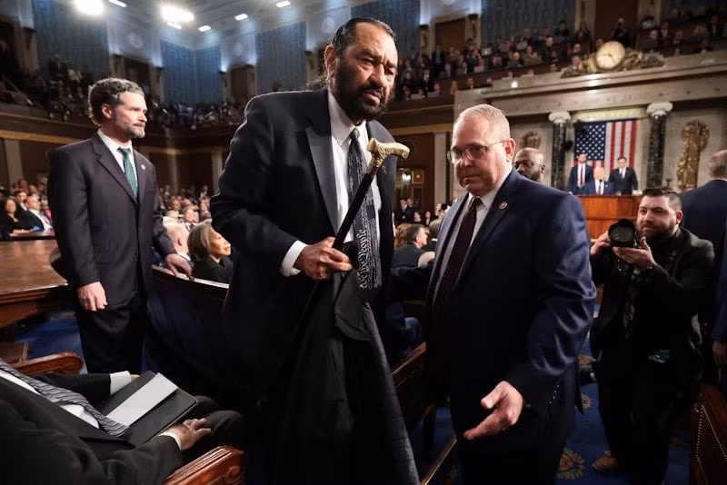 Hạ nghị sĩ đảng Dân chủ Al Green bị mời ra ngoài vì gây mất trật tự trong lúc ông Trump phát biểu. (Ảnh: Reuters) Hạ nghị sĩ đảng Dân chủ Al Green bị mời ra ngoài vì gây mất trật tự trong lúc ông Trump phát biểu. (Ảnh: Reuters)