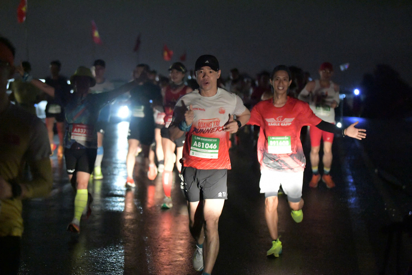 Tinh thần 'vượt nắng thắng mưa' trên đường chạy Tiền Phong Marathon ảnh 52 Tinh thần 'vượt nắng thắng mưa' trên đường chạy Tiền Phong Marathon ảnh 52