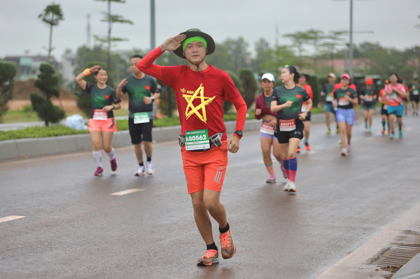 Tinh thần 'vượt nắng thắng mưa' trên đường chạy Tiền Phong Marathon ảnh 94 Tinh thần 'vượt nắng thắng mưa' trên đường chạy Tiền Phong Marathon ảnh 94